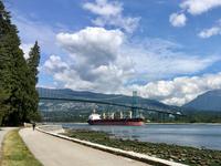 Frachter kommt in den Vancouver Hafen