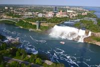 Niagara Falls - Blick vom Skylon Tower auf die American Falls und Bridal Falls