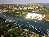 Niagara Falls - Blick vom Skylon Tower auf die American Falls und Bridal Falls