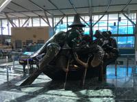 Haida-Skulptur auf dem Flughafen von Vancouver