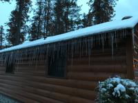 131. Eiszapfen am Chalet