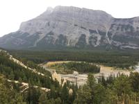 Hoodoos mit Bow River vor Mt. Rundle