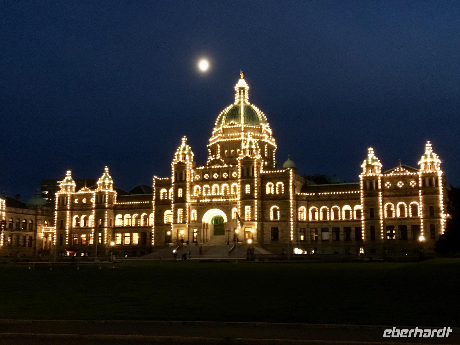 Das Parlament wird auch vom Mond beleuchtet