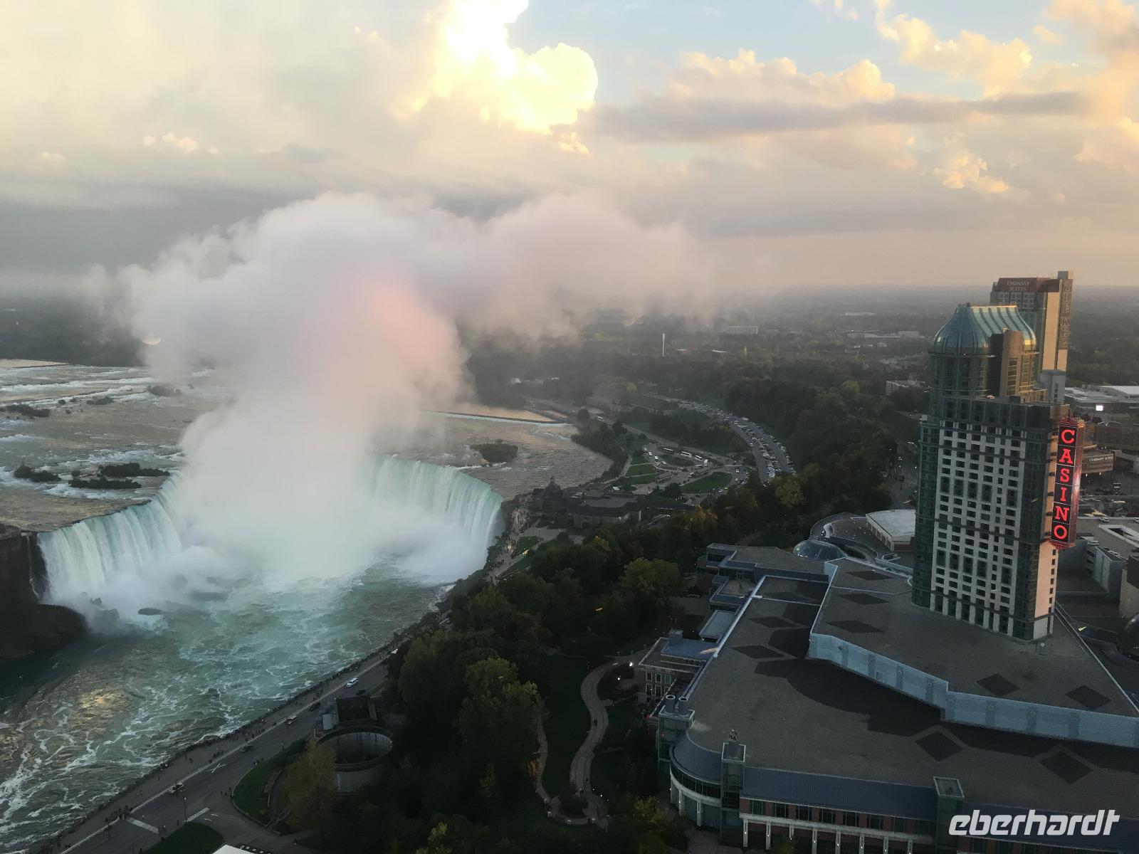 Blick vom Skylon Tower auf die Niagara Falls