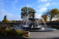 Spaziergang zum Château Frontenac - Brunnen vor dem Parlament