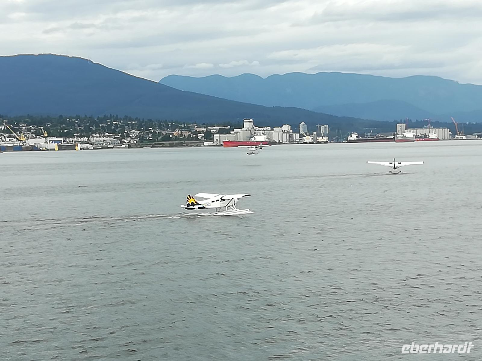 230 Vancouver - Canada Place - reger Flugverkehr