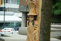 Totempfähle an Schulbehörde