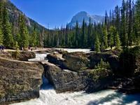 Die steinerne Bruecke ueber den Kicking Horse River