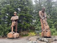18. Tag – Ausflug in den Norden Vancouvers – Holzfällerstatuen auf dem Grouse Mountain