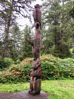 ein schoener Totem steht im Wald