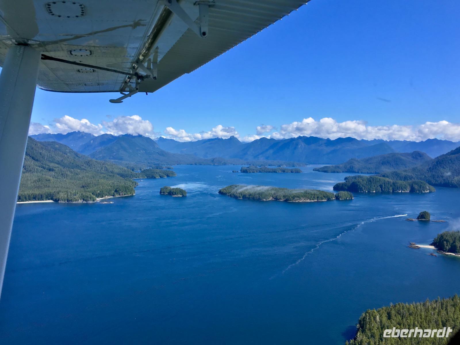 Flug auf Maquinna Island