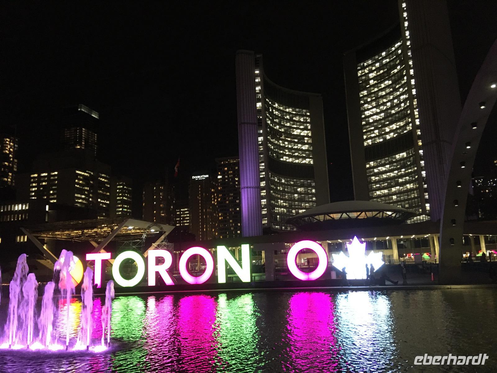 Ankunft in Toronto - Nathan Phillips Square und Rathaus