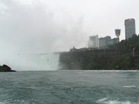 Niagarafälle - Bootsfahrt an die Wasserfälle