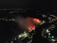 Blick vom Skylon Tower auf die Niagarafälle bei Nacht