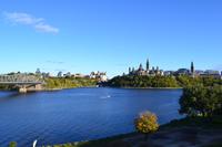 Stadtrundfahrt in Ottawa - Blick über den Ottawa River zum Parlament