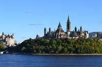 Stadtrundfahrt in Ottawa - Blick über den Ottawa River zum Parlament