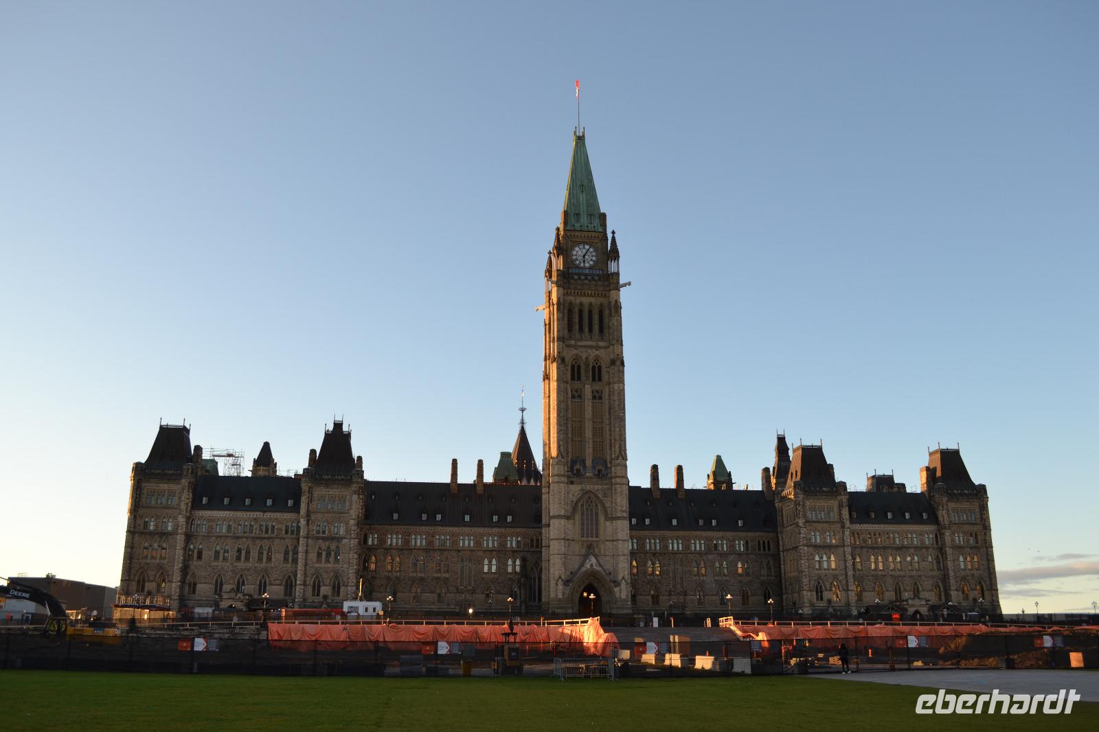Stadtrundfahrt in Ottawa - Fotostopp am Parlamentshügel