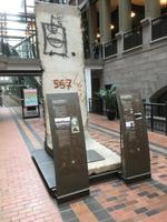 Stadtrundfahrt in Montreal - Ein Stück der Berliner Mauer im World Trade Centre