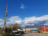 Japsper Totempfahl mit Schlafenden Indianer im Hintergrund