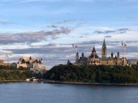 Chateau Laurier und Parlament am Rideau Fluss