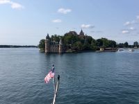 Hier die Herz Insel mit seinem Schloss auf dem Sankt Lorenz Strom