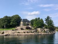 Auch eine schoene Villa auf seiner eigenen Insel