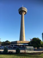 Abendessen gibts heute auf diesem Turm im Drehrestaurant