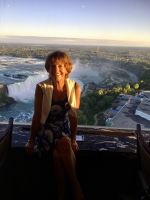 Glueckliche Elisabeth im Skylon Tower bei den Niagara Faellen