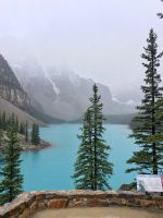 Moraine Lake ist romantisch bei schlecht Wetter 