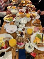 Fruehstueckstisch in Canmore bei Banff