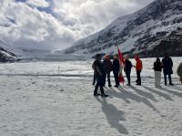 Spazierengehen auf dem Gletscher im Jasper National Park