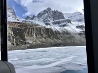 Vom Gletscherfahrzeug aus sieht man Mt. Andromeda 