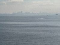 Erster Fernblick auf Vancouver von der Faehre aus