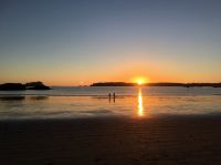 Angekommen. BBQ am Strand mit untergehender Sonne. 