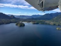 Lange fliegen wir ueber Inseln und Wasser