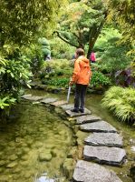 Ueber eine Steinbruecke gehend. Im Japanischen Garten bei Victoria