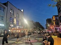 Fußgängermetropole in Montreal am Abend, sommerlich warm, es ist was los