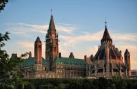 Ottawa Parlament Hill mit Parlamentsturm und Bibliothek am Abend