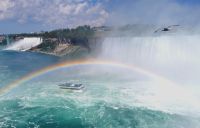Niagara Fälle, links im Bild die amerikanische Seite mit dem kleinen Fall