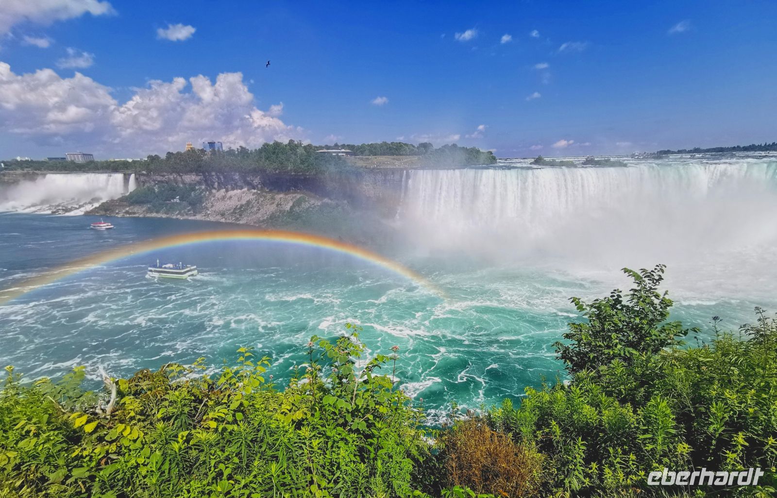 Niagarafälle, kanadische Seite rechts im Bild, links der kleine amerikanische Fall