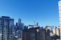 Blick von der Dachterrasse unseres Hotels auf den CN Tower, Toronto