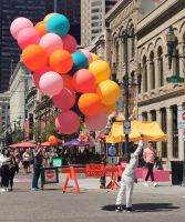 In Calgarys Innenstadt kann man sich mit bunten Ballons fotografieren lassen 