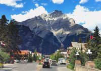 Cascade Mountain von Banff Avenue aus gesehen