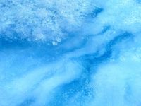 Das Gletscherwasser ist strahlend blau