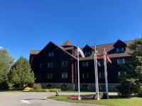 6. Reisetag – Parc Omega – Mittagspause im Château Montebello