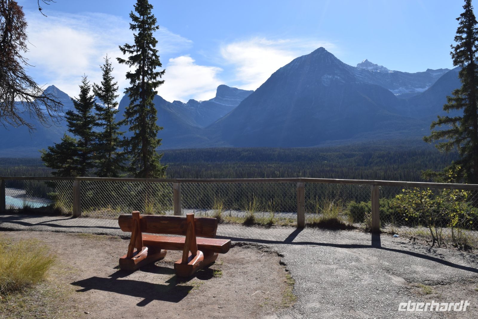 Aussicht über das breite Tal des Athabasca-River 