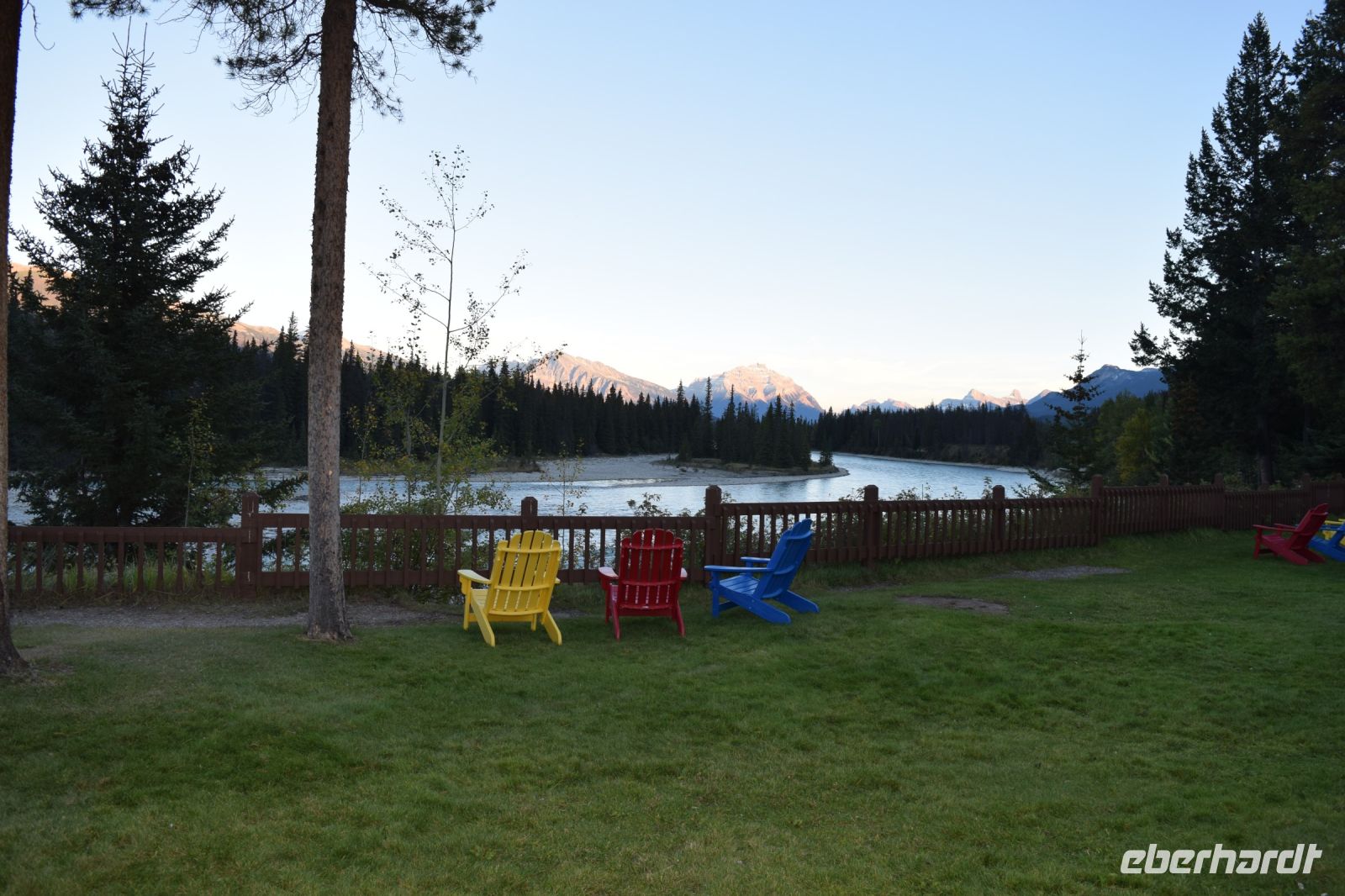 Blick auf dem Athabasca River von Becker´s Chalets