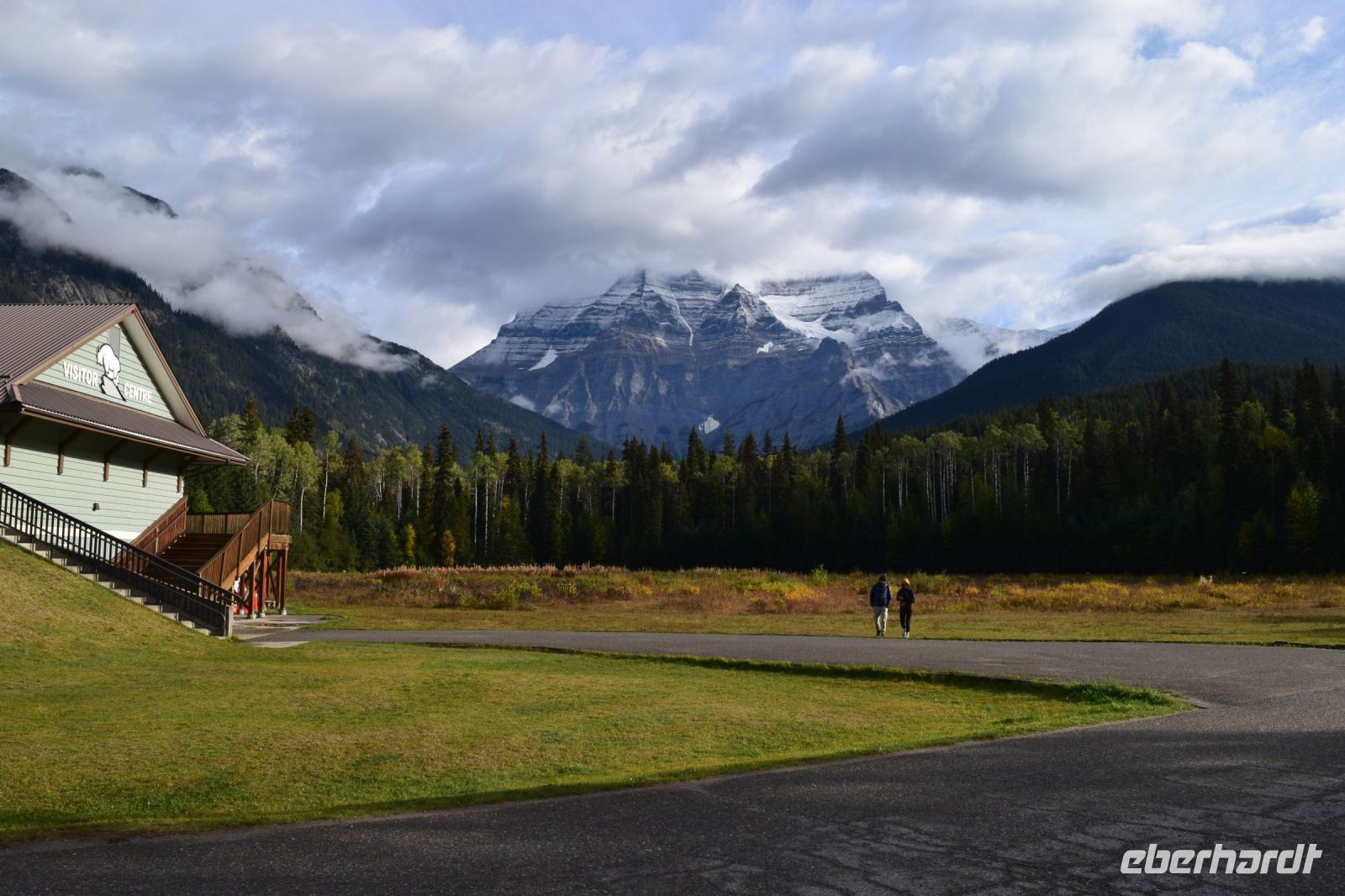 Der Gipfel des Mount Robson in Wolken