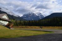 Der Gipfel des Mount Robson in Wolken