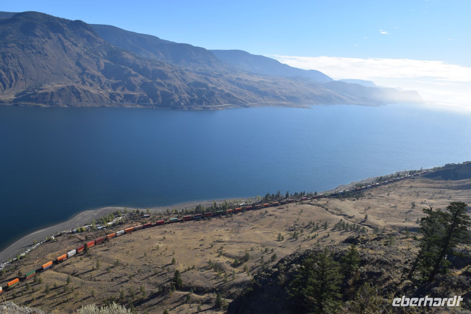 Kamloops Lake mit Güterzügen entlang beider Ufer